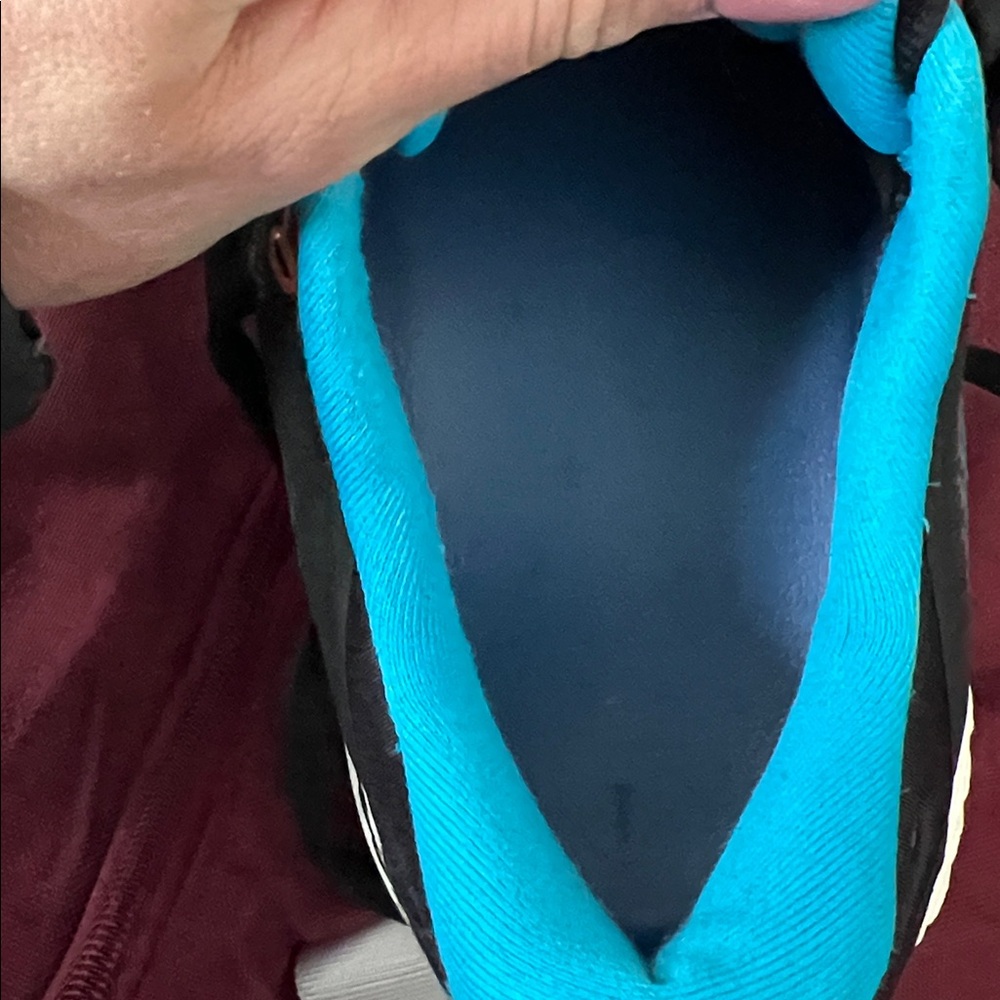 Men’s Brooks Adrenaline GTS 22– Black and Blue Athletic Shoes - Picture 7 of 7